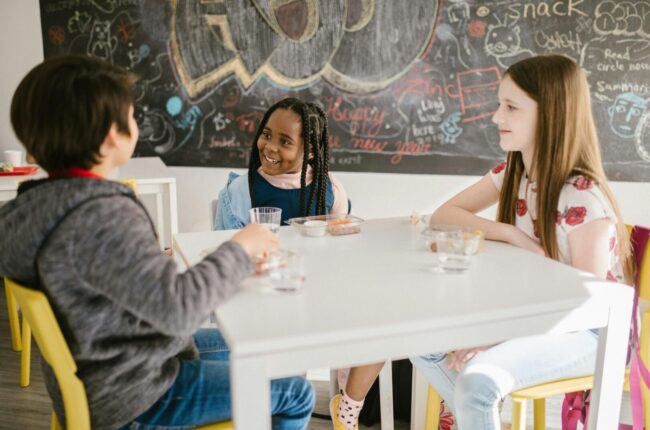 Jeunes élèves dans une classe